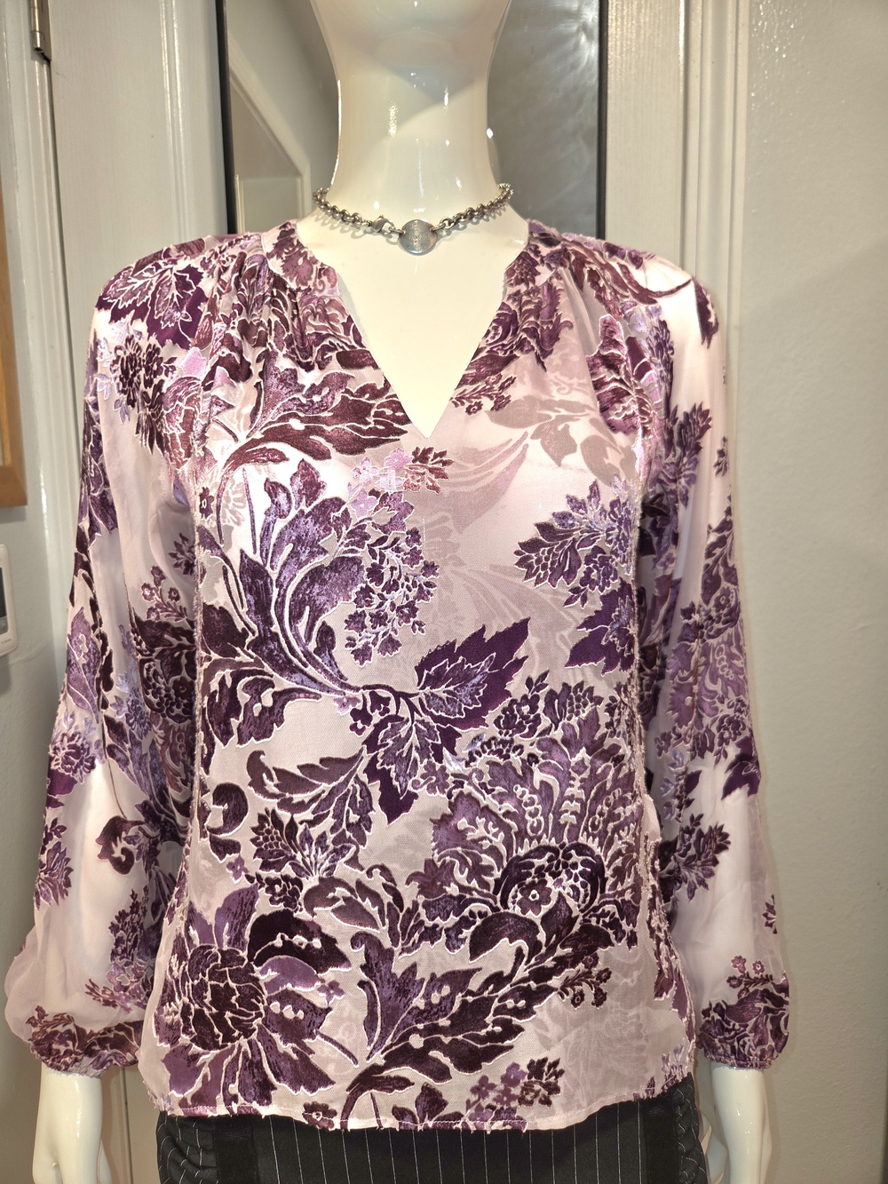 White House Black Market Elegant Purple Floral V-Neck Blouse Sz XXS